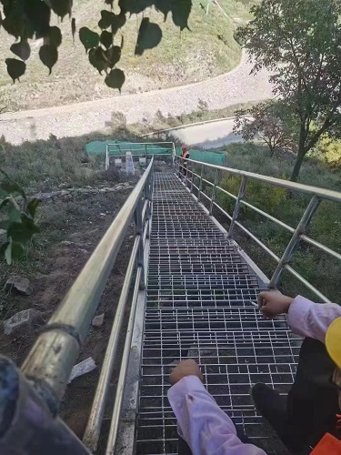 楼梯踏步板钢格栅钢格板