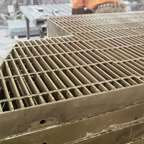 异型重型钢格板钢格栅在钢结构制造中的应用