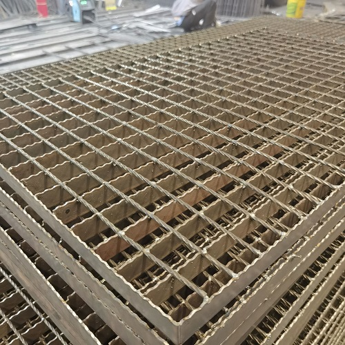 煤矿工程中：G355/30/100钢格板钢格栅板的安全性