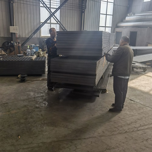 市政工程钢格板选型：玻璃钢格栅VS金属格栅对比！