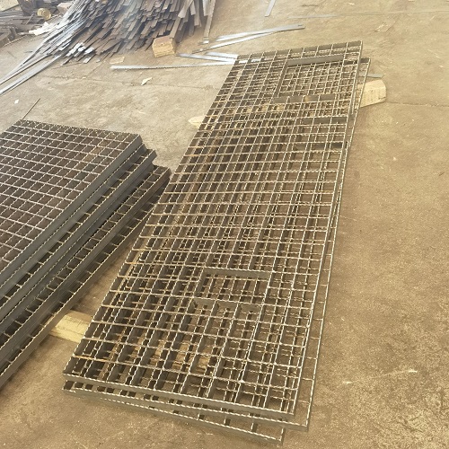 养殖场所钢格栅：防堵塞与防腐蚀的设计方案