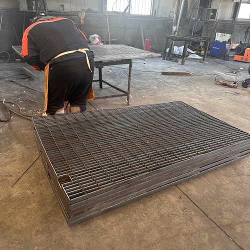 钢格栅板变形后还能修复吗