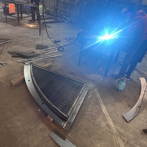 钢格板材质选错易开裂！2025选型避雷指南