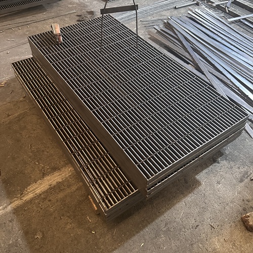 钢格板材质选错易开裂！2025选型避雷指南