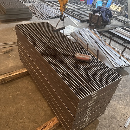 钢格板防滑处理不到位！雨天易出事，怎么选才对