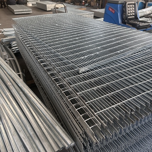 光伏电站平台用钢格板，承重强还适配户外环境
