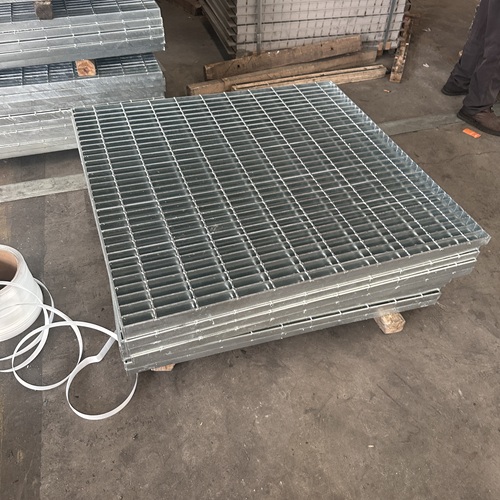 钢格板不是随便选的工况匹配才是关键