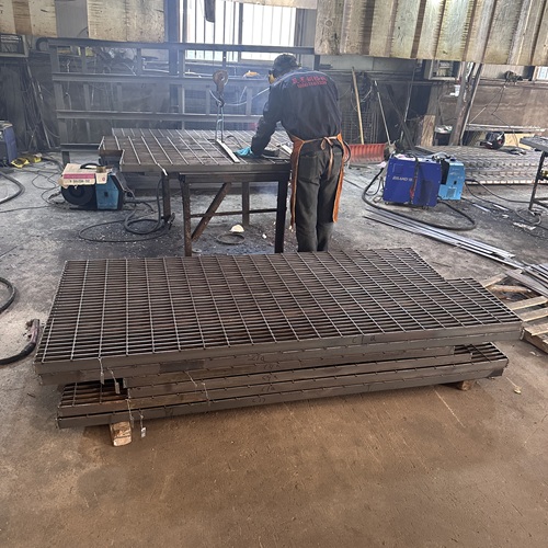 低调却强悍钢格板撑起城市每一寸脚步