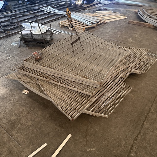 灯火映匠心钢骨筑宏图